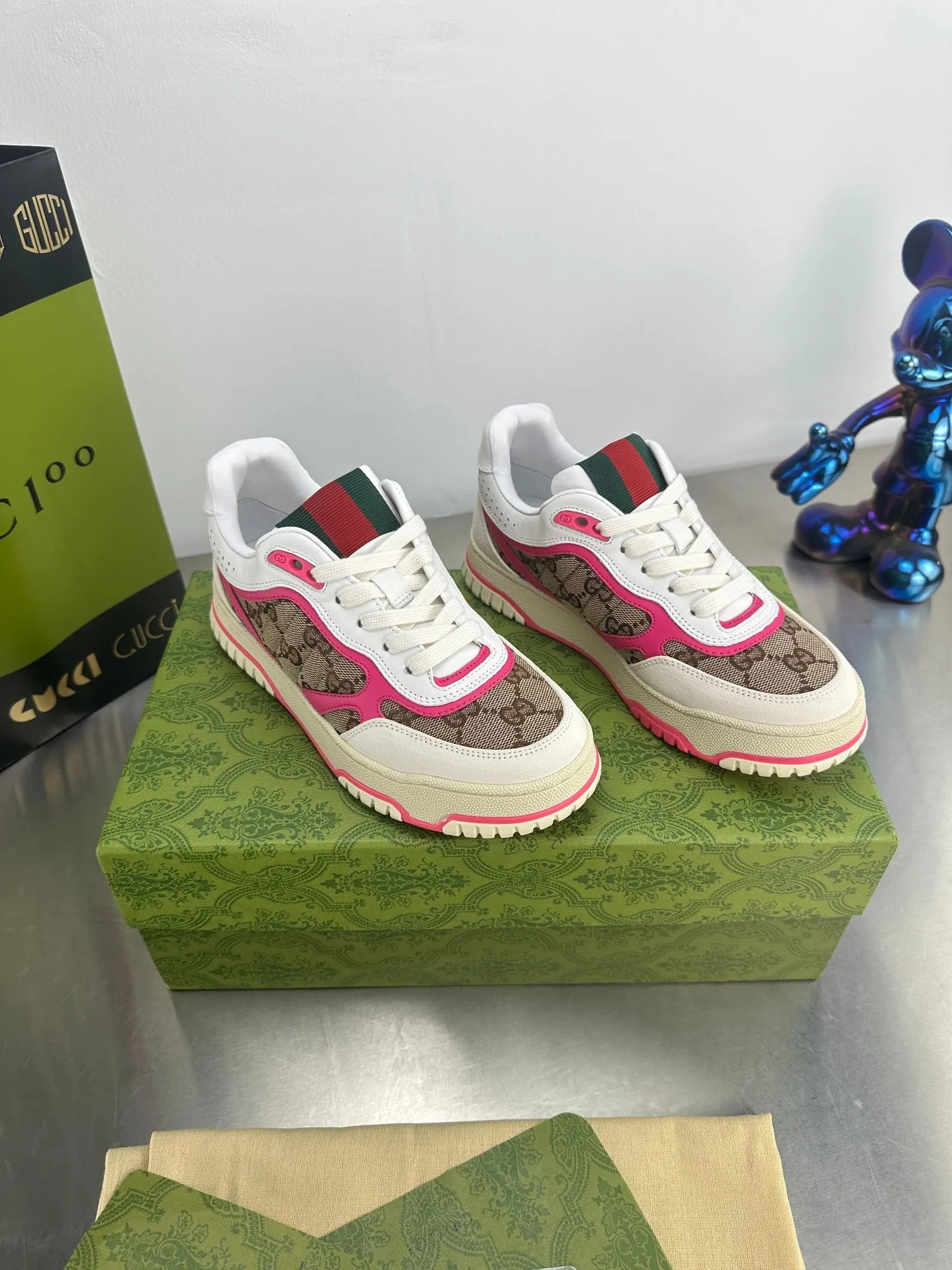 👟👟Ex-factory price 600👟👟 Gucci's latest hot-selling series of high and low-cut distressed couple's sneakers are shipped. The original version is purchased, developed and manufactured. This high-low top sneaker adopts a basketball-style silhouette design, cleverly integrated with hollow panels and distressed effects, showing its unique ingenuity. The ingenuity incorporates brand logo details such as interlocking Double G styling accessories and Gucci lettering, a low-key tribute to the brand's design heritage. Exquisite packaging at the delivery counter 🛍📦 ▪️ Fabric: Original customized imported first-layer cowhide ▪️ Inner lining: Imported first-layer cowhide ▪️ Sole: Original molded TPU sole ▪️ Sole thickness: 3cm ▪️ Size: 35-46 (Male 38 46 customized)